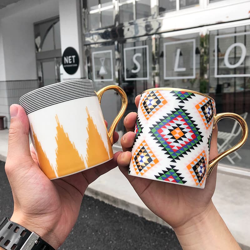 Mug en céramique à touches dorées