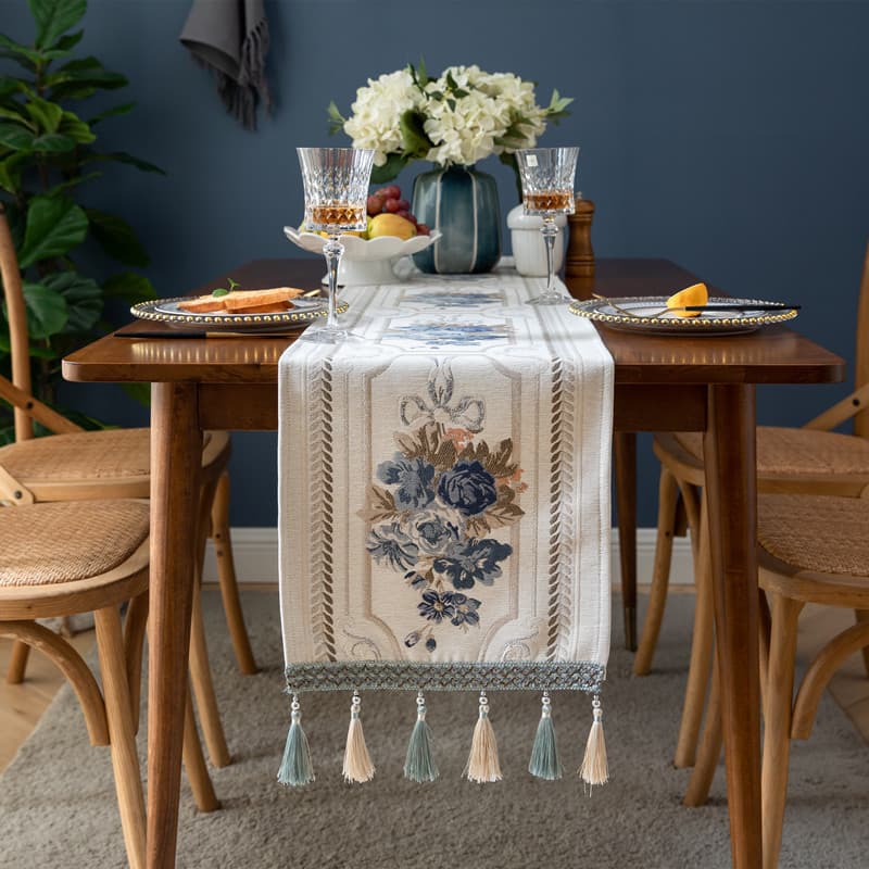 Chemin de table en chenille à pompons