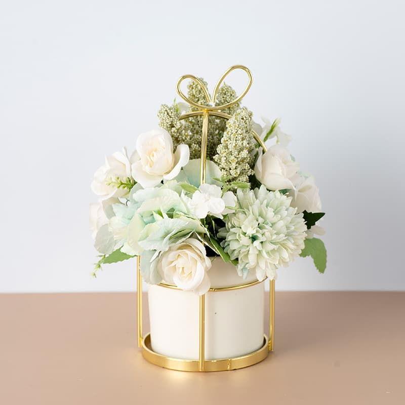 Petite composition de fleurs artificielles
