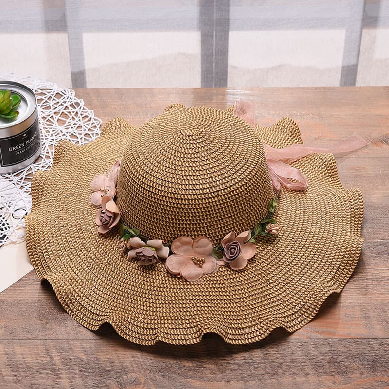 Chapeau de paille à bord ondulé