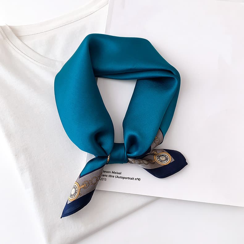 Petit foulard en soie mélangée