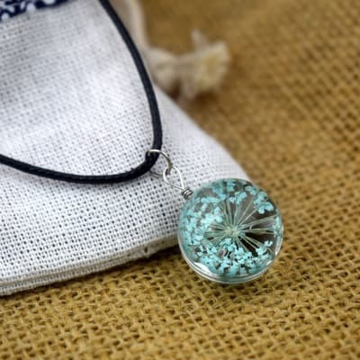 Bijou perle de verre à fleurs séchées