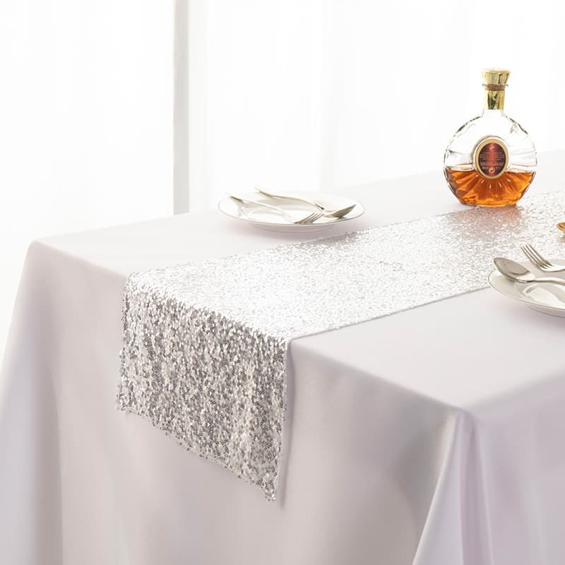 Chemin de table brodé de paillettes